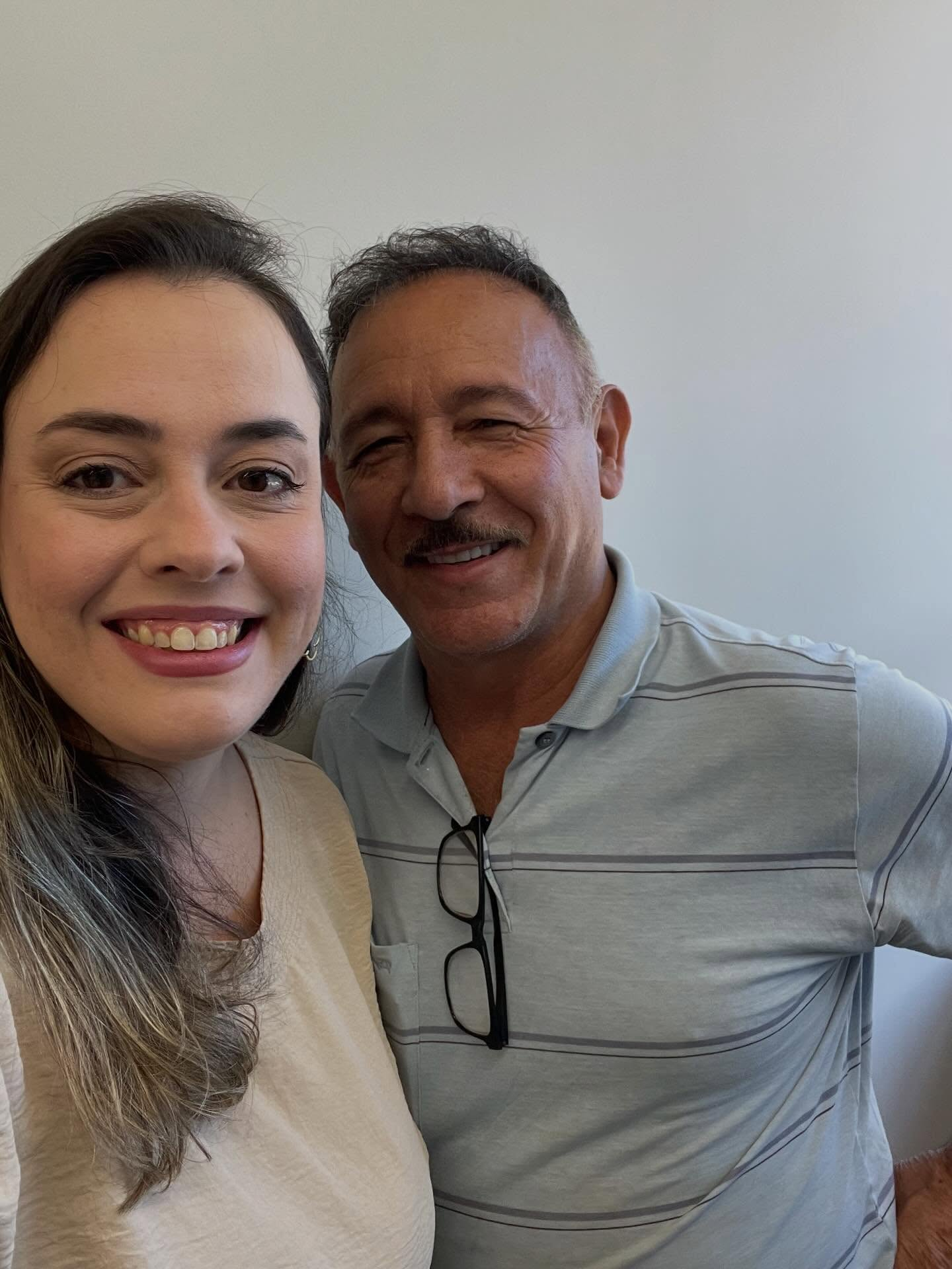 Paciente com alta em 2026 ao lado da equipe do Instituto Itner